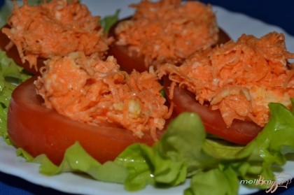 Кружочки помидоров и кабачков выложить на листья салата. На каждый кружочек выложить закуску из моркови и сыра.