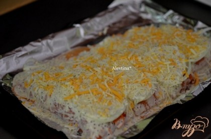 Выложить поверх рыбы, затем сыр пармезан и сыр моцарелла или чеддар.