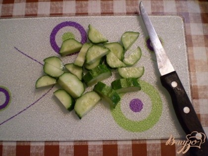 Огурцы нарезать как на салат.