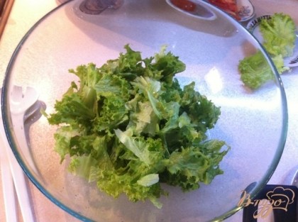 В глубокую салатницу рвем руками листья салата