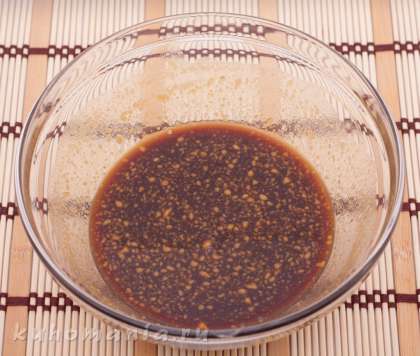 Приготовление соуса. В глубокой емкости смешать горчицу, растительное масло, мед и соевый соус. Если мед густой, его следует растопить на водяной бане.