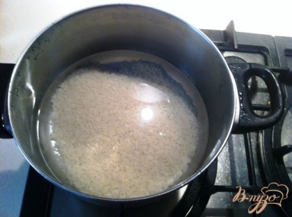 Промываем рис и отвариваем его до полу готовности около 10 минут