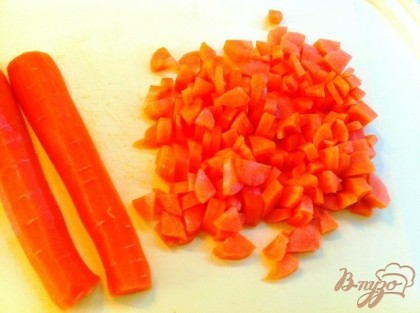 Очищаем и нарезаем морковь
