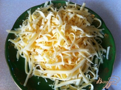 Готовим сырной соус. Трем сыр на крупную терку