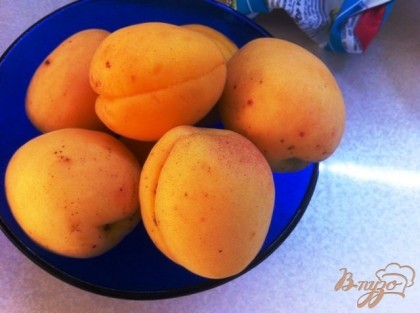 Моем крупные и сладкие абрикосы