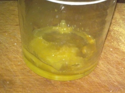 Смешайте молотый и нарезанный имбирь с медом и лимонным соком.