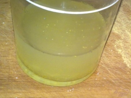 Залейте эту смесь водкой и оставьте на 10 минут, предварительно растворив мед.