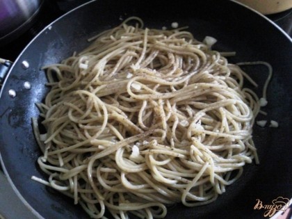 Спагетти сварим по инструкции на упаковке.Я варю альденте.Выкладываем на сковороду к чесноку и маслу,перемешаем.
