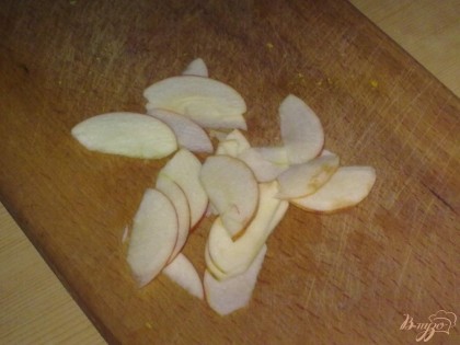 Яблоко очистите от семечек и нарежьте тонкими дольками.
