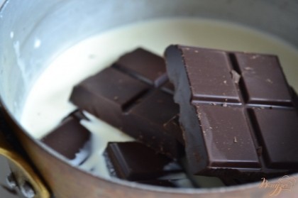 Шоколад растопить в сливках.
