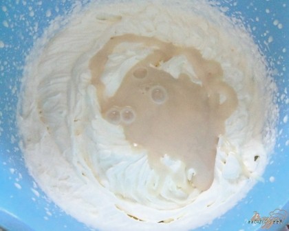 В сливки тонкой струйкой влить сгущенное молоко (количество молока лучше ориентироваться по вкусу) и аккуратно ложкой размешать.