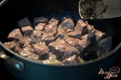 Готово! Говядину посолить и поперчить. Обжарить говядину на горячей сковороде с растительным маслом до коричневого цвета.