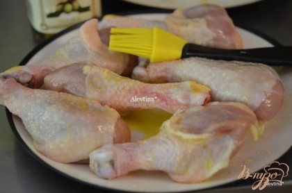 Смазать куриные ножки растительным маслом, используйте кисть кулинарную.