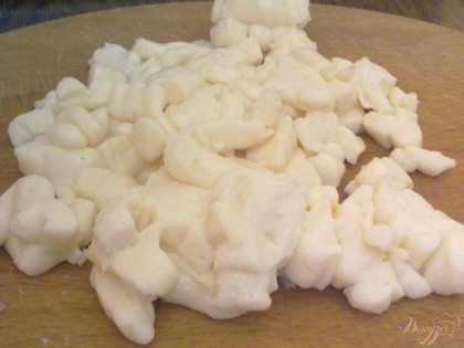 Плавленный сыр натиреть на крупной терке.