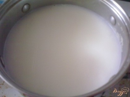 Когда рис будет почти готов, добавьте в кастрюлю молоко и доведите до кипения.
