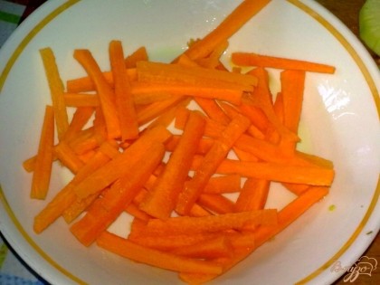 Морковь очистите, вымойте и нарежьте брусочками.
