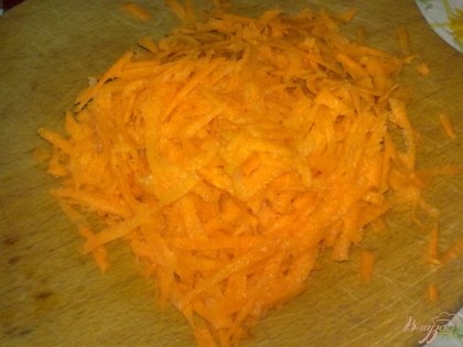Морковь очистите, вымойте и натрите на крупной терке.