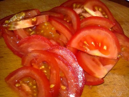 Помидоры вымыть, удалить плодоножки. Нарезать помидоры дольками.
