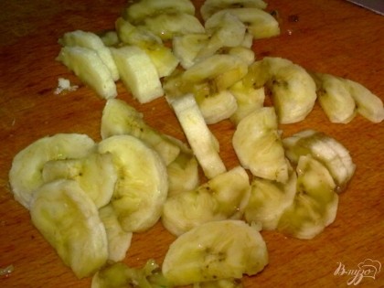 Банан очищаем и нарезаем дольками.