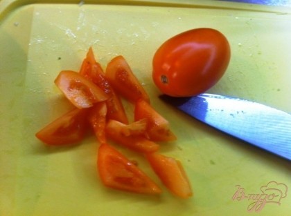 Нарезаем желтые помидоры