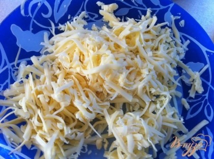 Трем на терку сыр и добавляем к яйцу, перемешиваем