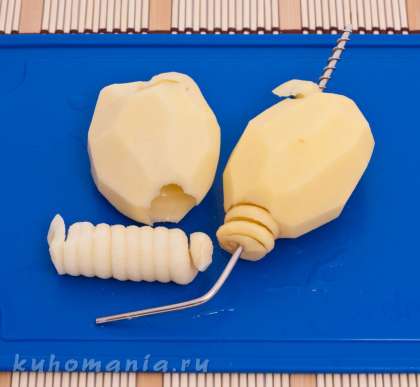 При помощи прибора вырезать сердцевину у каждой картошины. Можно картофель разрезать пополам, аккуратно вырезать сердцевину и нафаршировать.