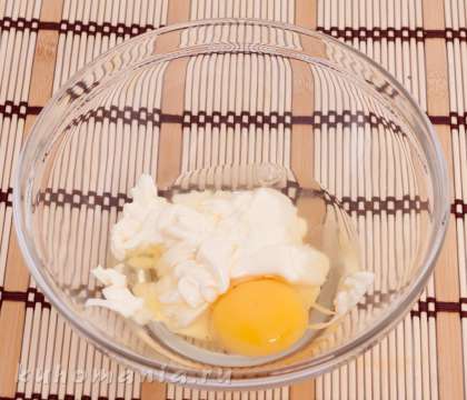 Взбить вилкой яйцо, оставшийся майонез и пару столовых ложек растительного масла.
