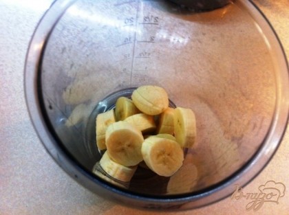 В чашку блендера нарезаем очищенные бананы