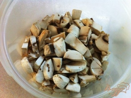 Порезать мелко грибы