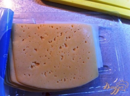 Приготовить сыр пластинками.