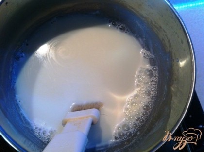 пока тесто не увеличится в 2 раза. Приготовить смазку для булочек. Для этого сделать сладкое молоко.