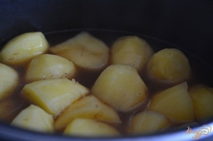 Картофель отварить до готовности в бульоне.