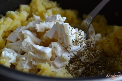 В горячий картофель выложть кусочки сыра, прованские травы и соль по вкусу. Еще для вкуса можно добавить немного оливковое масла.