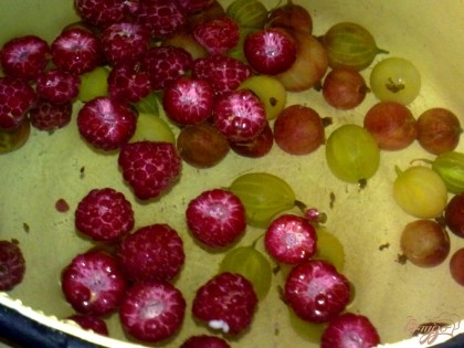 В кастрюлю налейте воду и доведите ее до кипения. Затем добавьте в воду ягоды и снова доведите до кипения.