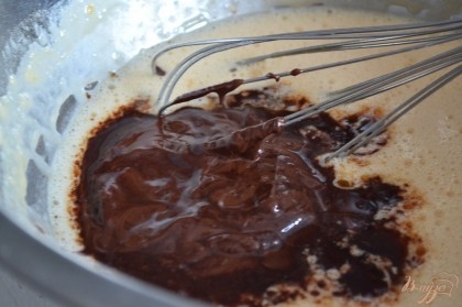 В тесто добавить растопленный со сливочным маслом шоколад.Затем  яблоки.