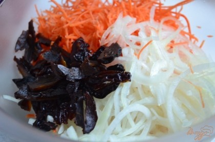 В салатнике смешать маринованный лук, морковь и кусочки чернослива. Заправить маслами и апельсиновым соком, посолить по вкусу. Дать постоять в холодильнике 1 ч.