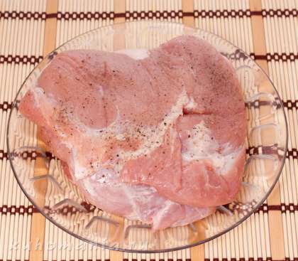 Свинину натереть солью и перцем, оставить на 30-40 минут, чтобы пропиталась.