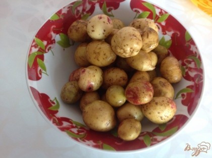 Картофель моем, чистим. Если картофель молодой, можно не чистить.