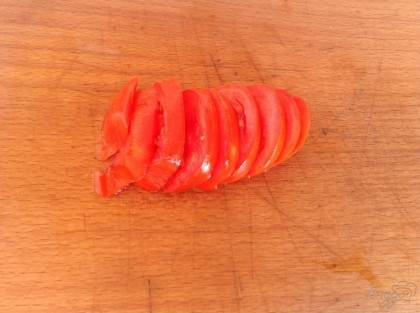 Нарезаем дольками помидор