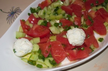 Основной салат заправить растительным маслом. Слегка (совсем чуток) посолите. Фета соленый и особо соли салат не требует. Поперчите салат. Перемешайте. Из сырной массы сделайте шарики. Выложите их поверх салата.
