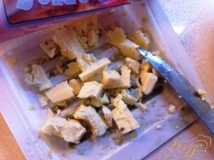 У меня были остатки сыра с голубой плесенью и я кусочками покрошила и добавила. Этот шаг на ваше усмотрение))))