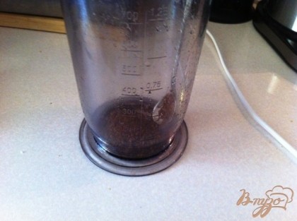 Насыпаем кофе в чашу блендера, по желанию добавляем сахар.