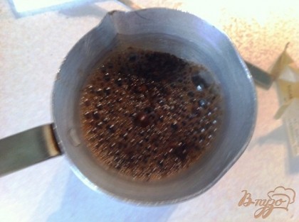 В джезву кладем две чайные ложки молотого кофе, ложку сахара и щепотку корицы, заливаем кипятком