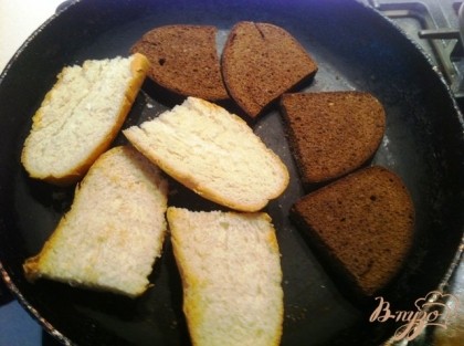 Поджариваем хлеб без масла на разогретой сковороде с двух сторон