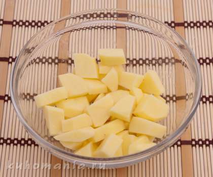 Картофель очистить, помыть, нарезать кубиками.