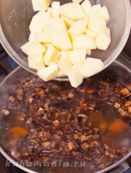 Когда баклажаны немного проварятся добавить картофель, варить минут десять. Суп посолить по вкусу.