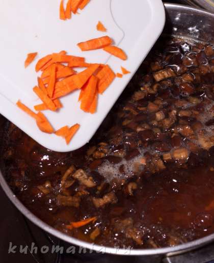 После картофеля выложить в кастрюлю нарезанную морковь, варить до готовности картофеля еще минут десять.