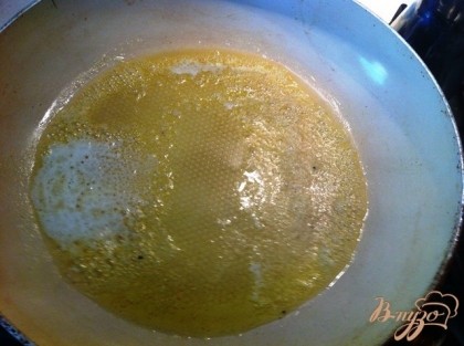 Разогреваем оливковое масло на сковороде