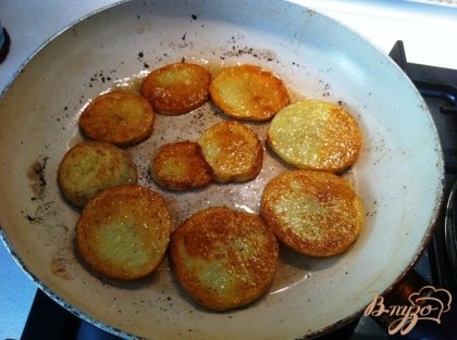 Кладем картофель и обжариваем с двух сторон по пару минут до золотистого цвета в хорошо прокаленном масле.