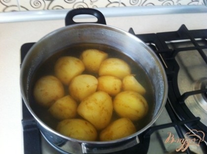 Тщательно моем картофель и варим до готовности в подсоленной воде.
